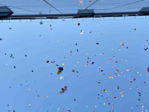 İzmir’de binlerce balon 6 yaşındaki Erhan ve arkadaşları için uçuruldu
