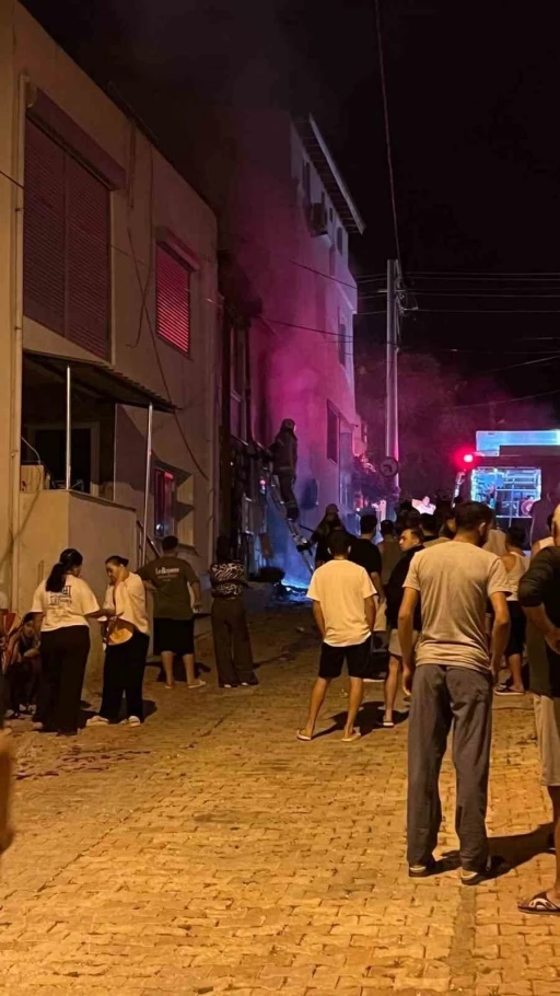İzmir&rsquo;de bir otelde &ccedil;ıkan yangında patlama sesi paniğe neden oldu
