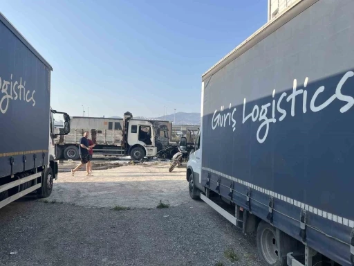 İzmir’de boş arazide çıkan yangın mahalleye sıçradı
