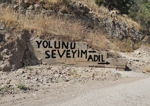 İzmir&rsquo;de bozuk yol isyan ettirdi, vatandaş &ccedil;ileyi duvarlara yazdı
