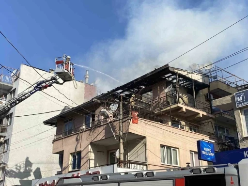 İzmir’de çatı yangını
