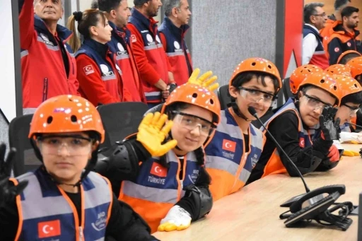 İzmir&rsquo;de &ccedil;ocuklar 23 Nisan etkinliklerinde kriz y&ouml;netiminin başına ge&ccedil;ti
