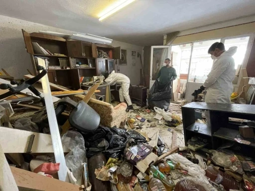İzmir&rsquo;de &ccedil;&ouml;pl&uuml;ğe d&ouml;nen evden 10 ton atık &ccedil;ıkartıldı
