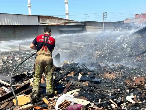 İzmir&rsquo;de &ccedil;&ouml;pl&uuml;ğe d&ouml;n&uuml;şt&uuml;r&uuml;len boş arazi yine alevlere teslim
