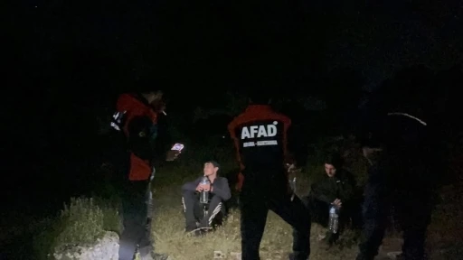 İzmir&rsquo;de dağlık alanda mahsur kalan &ccedil;ocuklar kurtarıldı
