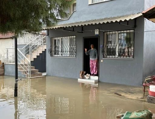 İzmir&rsquo;de dere taştı, vatandaşlar &ccedil;aresiz kaldı: "Televizyonda izlerdik, başımıza geldi"
