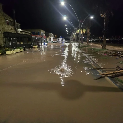 İzmir&rsquo;de dereler taştı: Yeni Fo&ccedil;a&rsquo;yı su bastı
