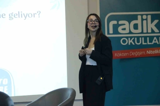 İzmir&rsquo;de dev psikoloji zirvesi: Gen&ccedil;ler geleceğe &rsquo;Radikal&rsquo; bir bakış attı
