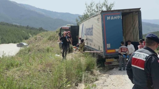 İzmir&rsquo;de devrilen tırın altında kalan s&uuml;r&uuml;c&uuml; hayatını kaybetti
