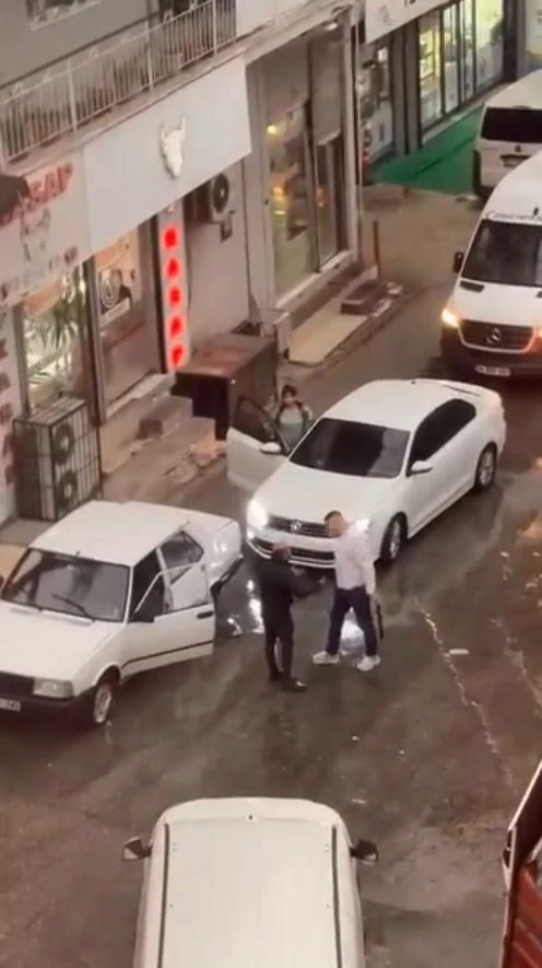 İzmir&rsquo;de d&ouml;ner bı&ccedil;aklı trafik magandası tutuklandı

