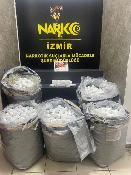 İzmir&rsquo;de durdurulan ara&ccedil;tan 156 bin uyuşturucu hap &ccedil;ıktı