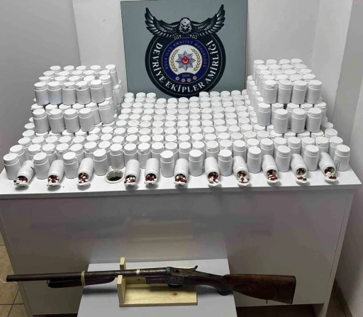 İzmir&rsquo;de durdurulan ara&ccedil;tan binlerce uyuşturucu hap &ccedil;ıktı
