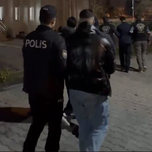 İzmir&rsquo;de Erasmus &ouml;ğrencilerini rehin alan sahte polisler tutuklandı
