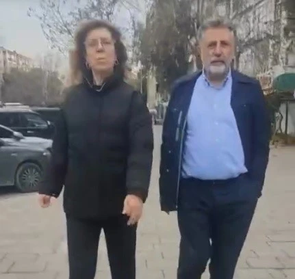 İzmir&rsquo;de eski belediye başkanının zor anları: Eski &ccedil;alışandan sokak ortasında tepki
