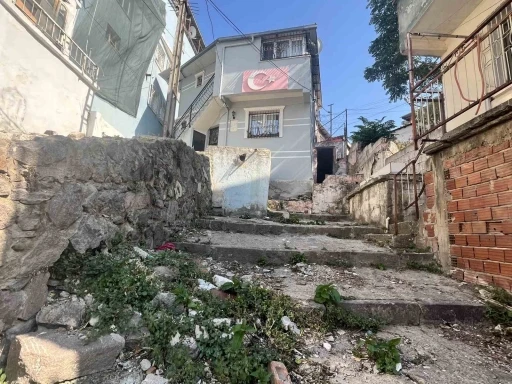 İzmir&rsquo;de eski koca dehşeti: Kezzap attığı eski karısı &ouml;ld&uuml;, kızı ise yaşam savaşında
