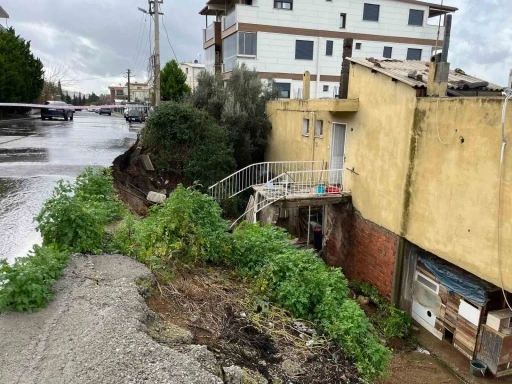 İzmir&rsquo;de evin istinat duvarı &ccedil;&ouml;kt&uuml;: 3 kişi tahliye edildi
