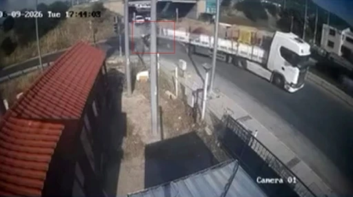 İzmir&rsquo;de feci kaza: Tıra adeta ok gibi saplandı
