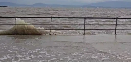 İzmir&rsquo;de fırtına: Dikili&rsquo;de deniz seviyesi y&uuml;kseldi
