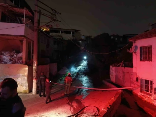 İzmir&rsquo;de fırtına nedeniyle devrilen ağa&ccedil; alev aldı
