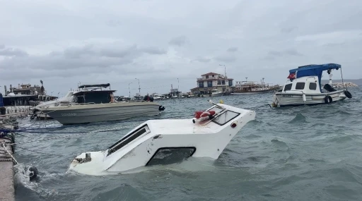 İzmir&rsquo;de fırtına ve dev dalgalar tekneleri batırdı
