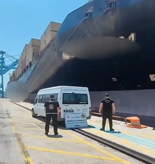 İzmir&rsquo;de gemide yaklaşık 200 ton ka&ccedil;ak akaryakıt ele ge&ccedil;irildi
