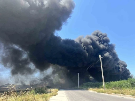 İzmir&rsquo;de geri d&ouml;n&uuml;ş&uuml;m fabrikasında korkutan yangın
