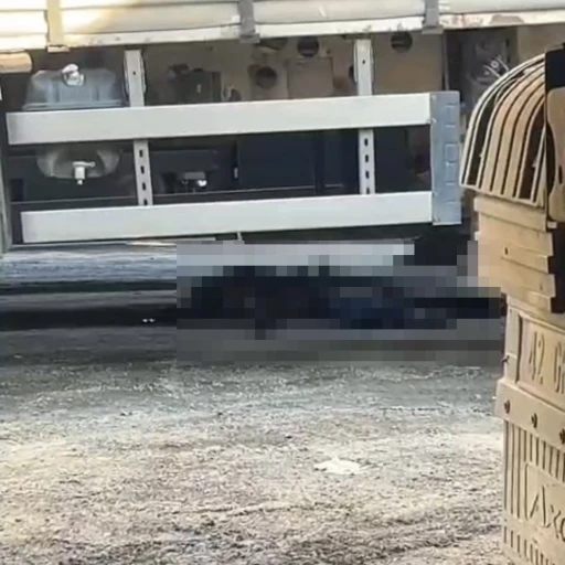 İzmir&rsquo;de geri manevra yapan tırın altında kalan şof&ouml;r hayatını kaybetti
