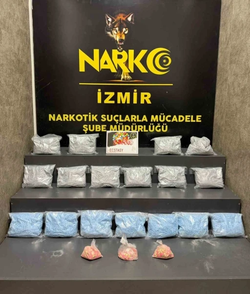 İzmir&rsquo;de iki ayrı uyuşturucu operasyonunda 3 tutuklama
