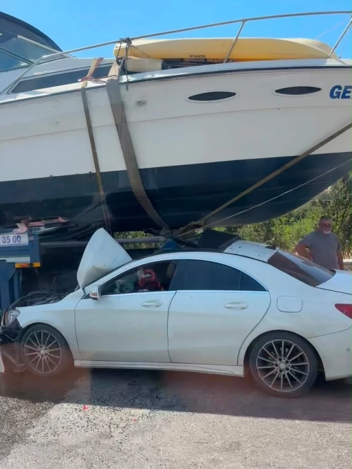 İzmir&rsquo;de ilgin&ccedil; kaza: Otomobil tekneyle &ccedil;arpıştı
