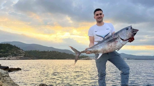 İzmir&rsquo;de inanılmaz av: Kıyıdan dev orkinos yakaladılar, o anlar kamerada

