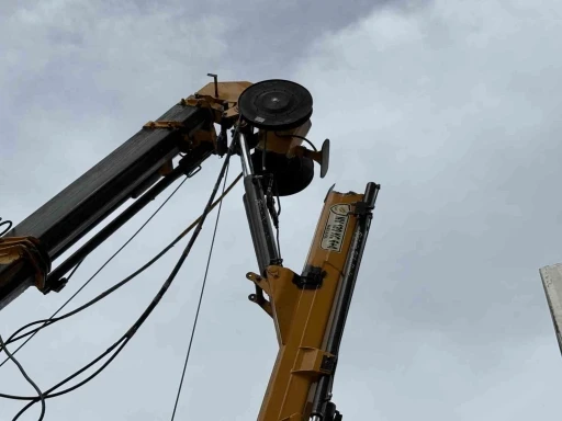 İzmir&rsquo;de inşaat kul&uuml;besinin &uuml;zerine vin&ccedil; d&uuml;şt&uuml;: 3 iş&ccedil;i yaralandı
