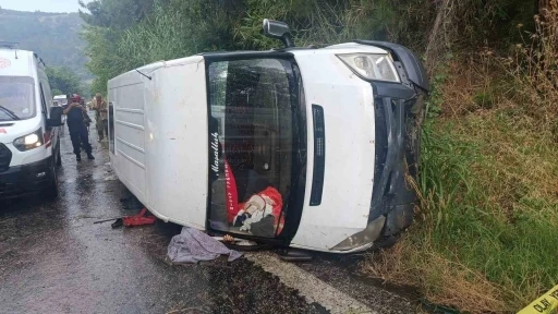 İzmir&rsquo;de iş&ccedil;i servisi devrildi: 1 &ouml;l&uuml;, 2&rsquo;si ağır 10 yaralı
