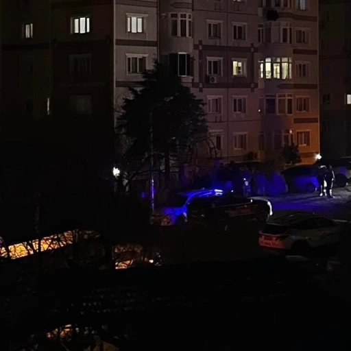 İzmir&rsquo;de işe gitmek i&ccedil;in evden &ccedil;ıkan gen&ccedil; silahlı saldırıda &ouml;ld&uuml;
