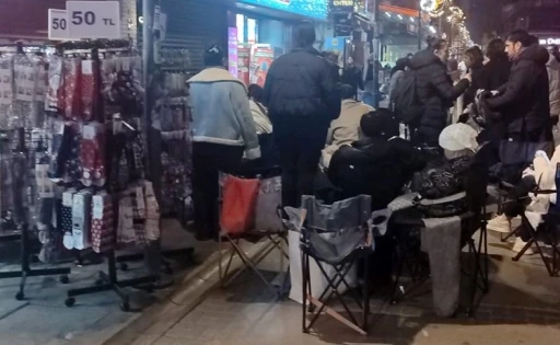 İzmir’de kamp sandalyeli, battaniyeli indirim nöbeti: Çarşı ortasında sabahladılar
