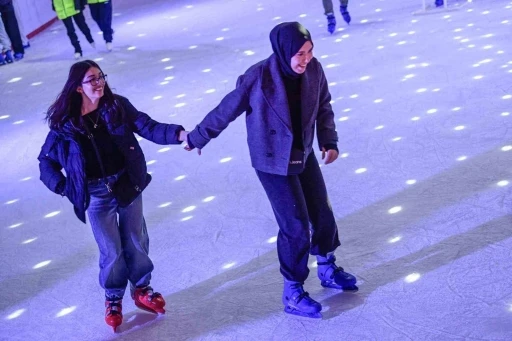 İzmir&rsquo;de kışın keyfi buzda yaşanıyor
