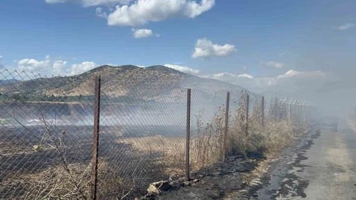 İzmir&rsquo;de korkutan yangın: Alevler evlere ve ağıllara kadar ulaştı

