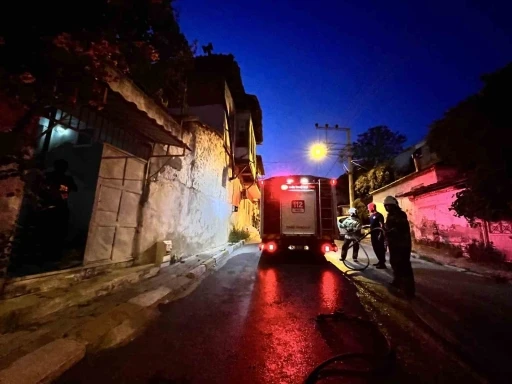 İzmir&rsquo;de korkutan yangın: Odun ateşinden sı&ccedil;rayan kıvılcımlar evi yakıyordu
