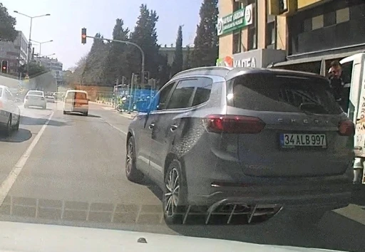 İzmir&rsquo;de kural tanımaz s&uuml;r&uuml;c&uuml; ara&ccedil; kamerasına yansıdı
