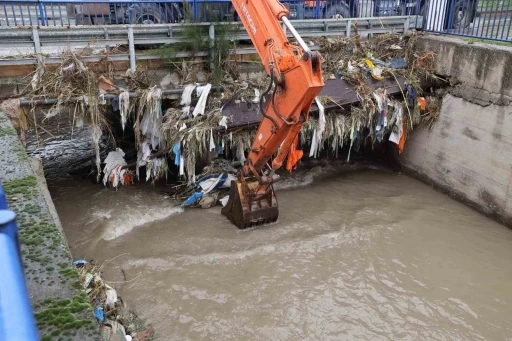 İzmir&rsquo;de kuvvetli yağış alarmı: Bin 310 personel, 342 ara&ccedil; ve 200 pompa ile sahada
