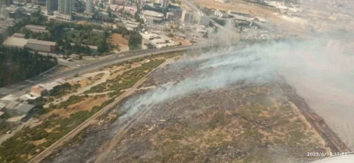 İzmir’de makilik ve otluk alanda yangına havadan ve karadan müdahale
