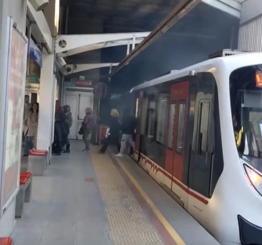 İzmir’de metro vagonu raydan çıktı

