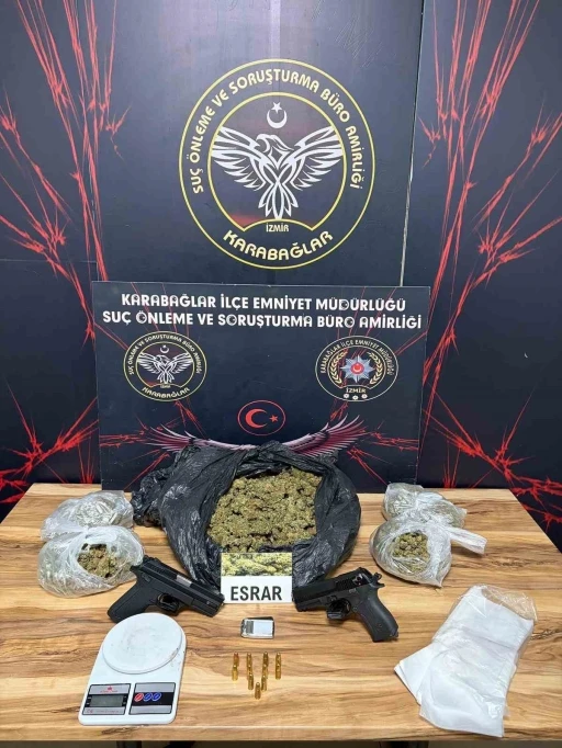 İzmir&rsquo;de motosikletle uyuşturucu sevkiyatı yapan 3 ş&uuml;pheli kovalamaca sonucu yakalandı
