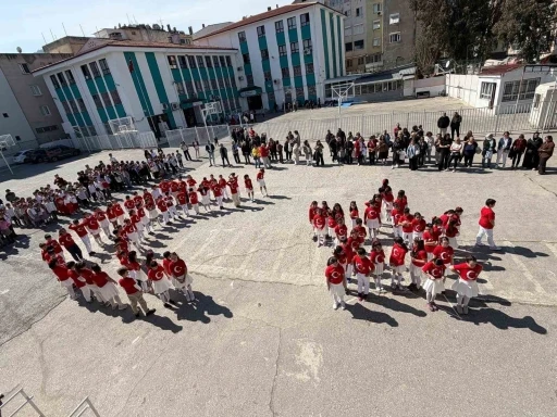 İzmir&rsquo;de &ouml;ğrenciler İstiklal Marşı&rsquo;nı işaret diliyle okudu
