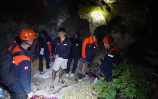 İzmir&rsquo;de ormanlık alanda kaybolan 4 gen&ccedil; sağ salim bulundu
