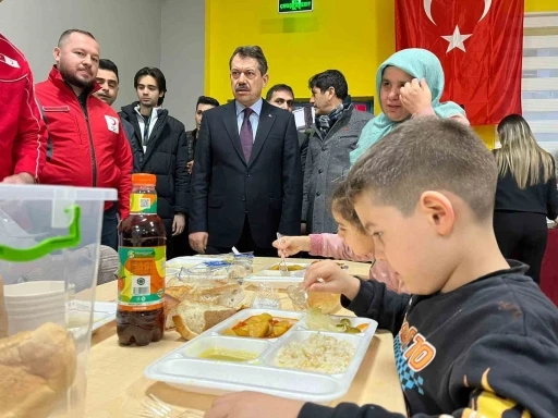 İzmir&rsquo;de &ouml;rnek proje: Y&uuml;k&uuml;ml&uuml;ler her g&uuml;n 2 bin kişiye iftar hazırlıyor
