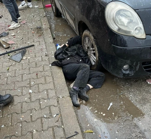 İzmir&rsquo;de otomobil apartmanın bah&ccedil;esine u&ccedil;tu: 1&rsquo;i ağır 6 yaralı
