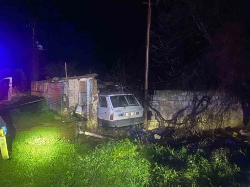 İzmir&rsquo;de otomobil bah&ccedil;e duvarına &ccedil;arptı: 1 &ouml;l&uuml;
