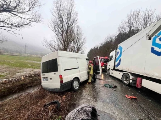 İzmir&rsquo;de otomobil ile tır &ccedil;arpıştı: 2 yaralı
