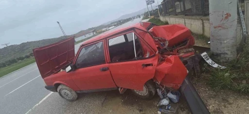 İzmir&rsquo;de otomobil kontrolden &ccedil;ıktı: 2 yaralı
