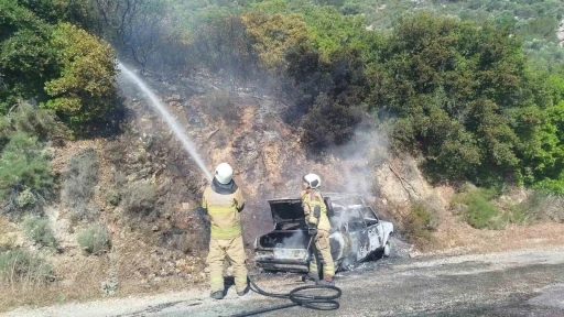 İzmir&rsquo;de otomobil yangını korkuttu
